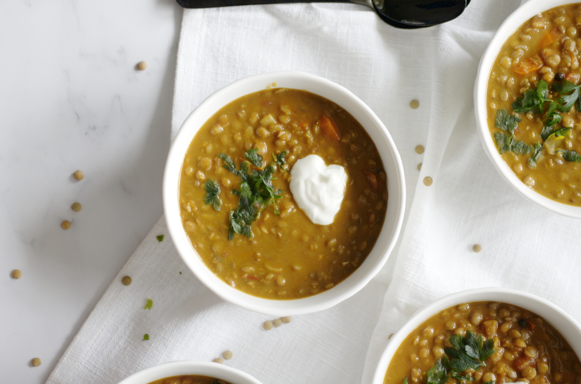 Dahl z zielonej soczewicy z dodatkiem pieczonej dyni piżmowej i pasty harissa