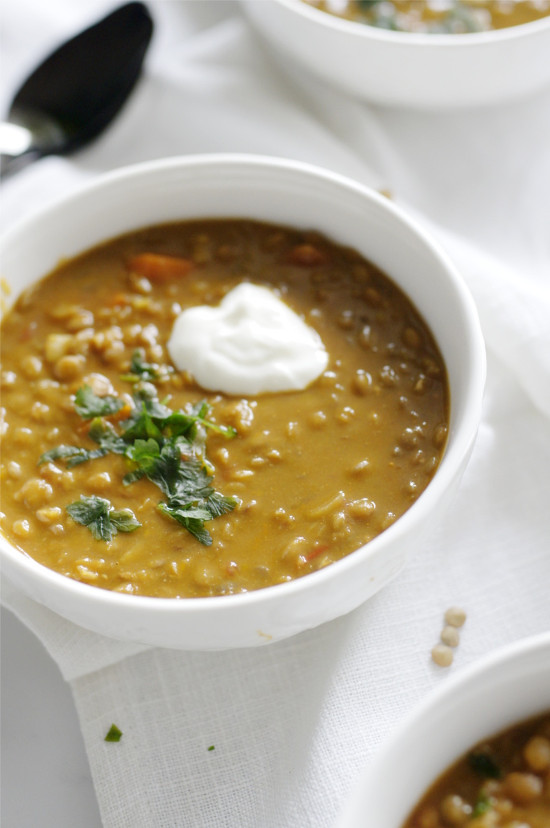 Dahl z zielonej soczewicy z dodatkiem pieczonej dyni piżmowej i pasty harissa