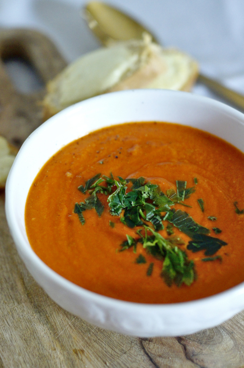 Zupa krem z pieczonej papryki z ciecierzycą, serem feta i pomidorami