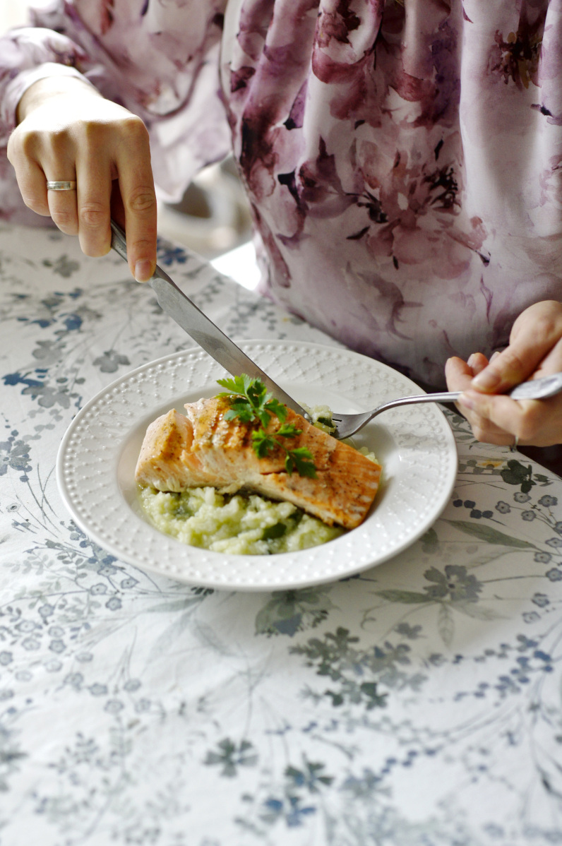 Smażony filet z łososia na tłuczonym kalafiorze z dodatkiem cukinii i natki pietruszki