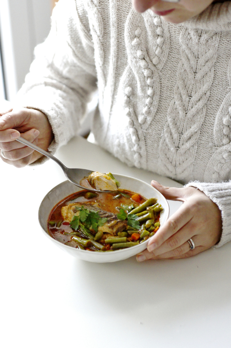 Zupa rybna z dorszem, warzywami, oregano i wędzona papryką