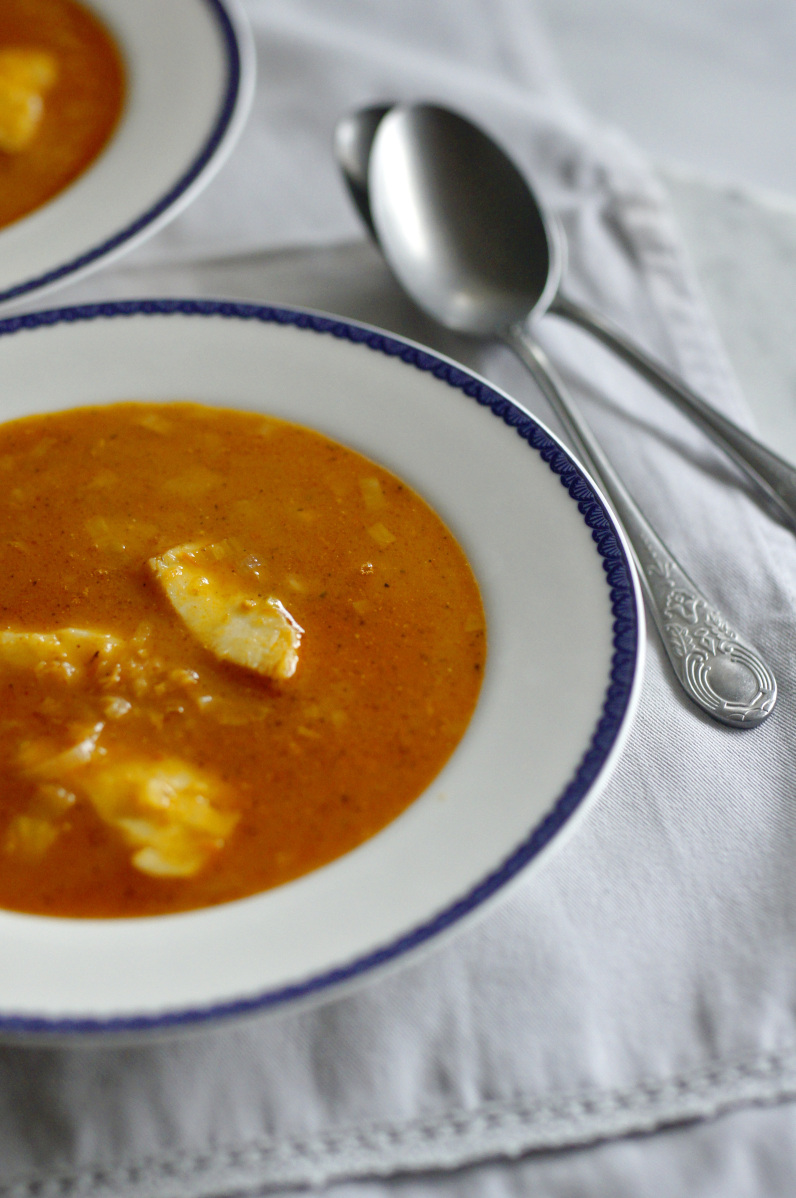 Zupa rybna z dorszem atlantyckim, czerwoną soczewicą i pieczonymi pomidorami