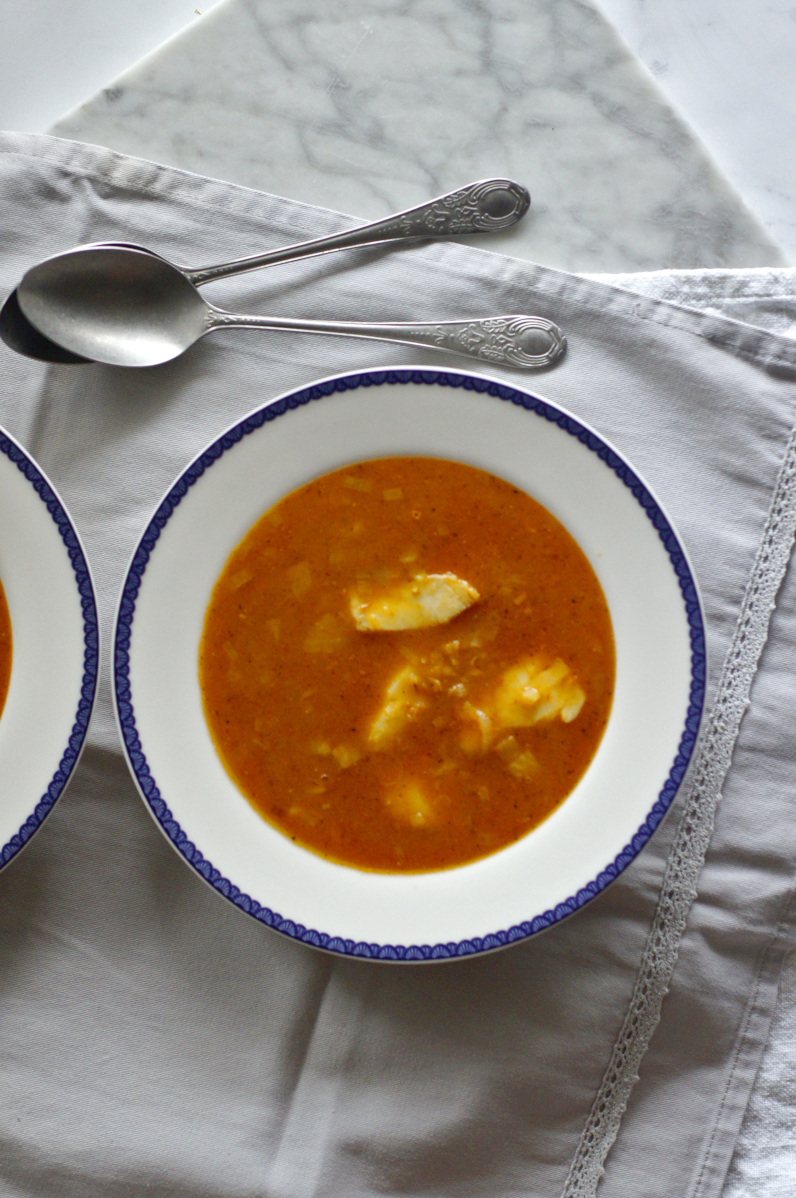 Zupa rybna z dorszem atlantyckim, czerwoną soczewicą i pieczonymi pomidorami