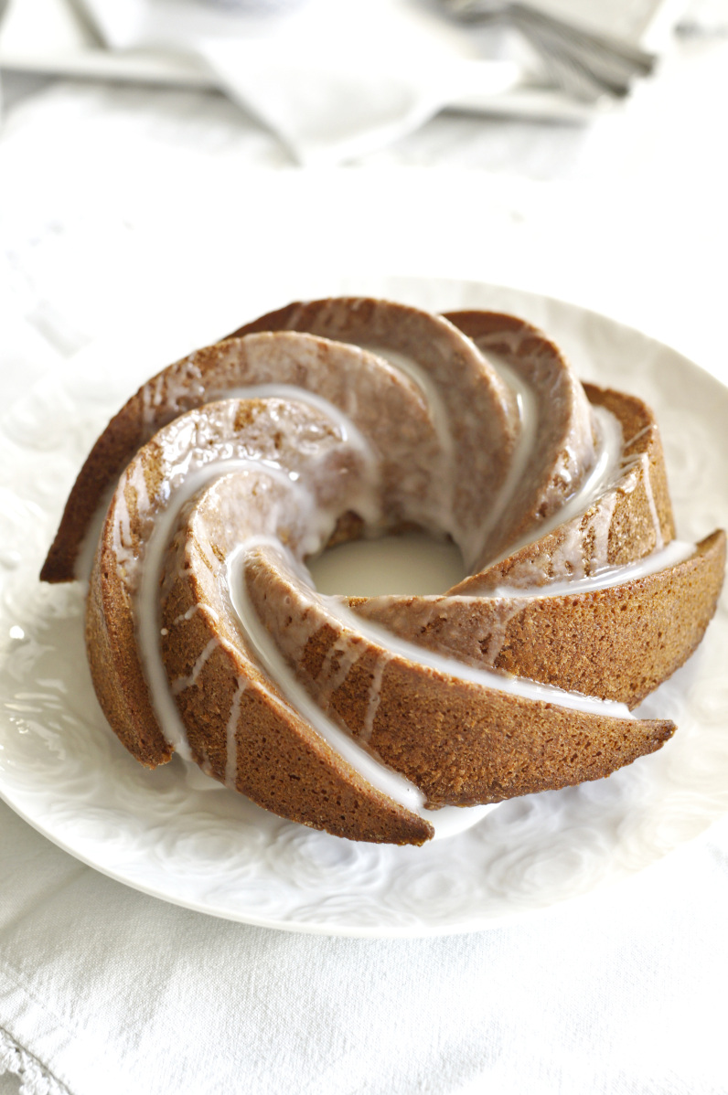 Babka (nie tylko) wielkanocna z pistacjoladą, polana słodkim lukrem