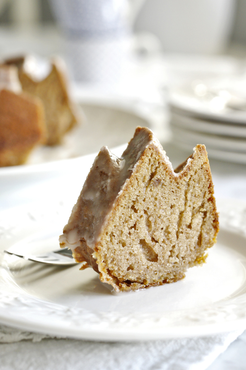 Babka (nie tylko) wielkanocna z pistacjoladą, polana słodkim lukrem