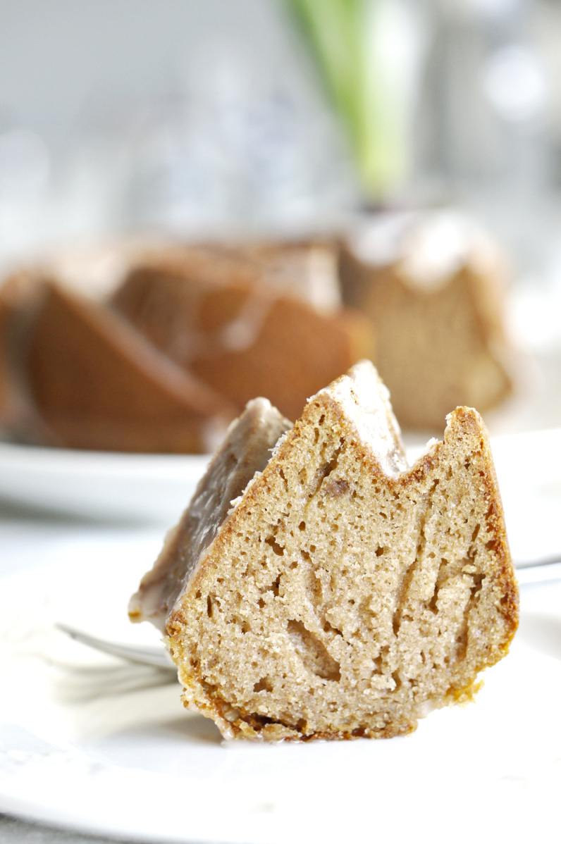 Babka (nie tylko) wielkanocna z pistacjoladą, polana słodkim lukrem