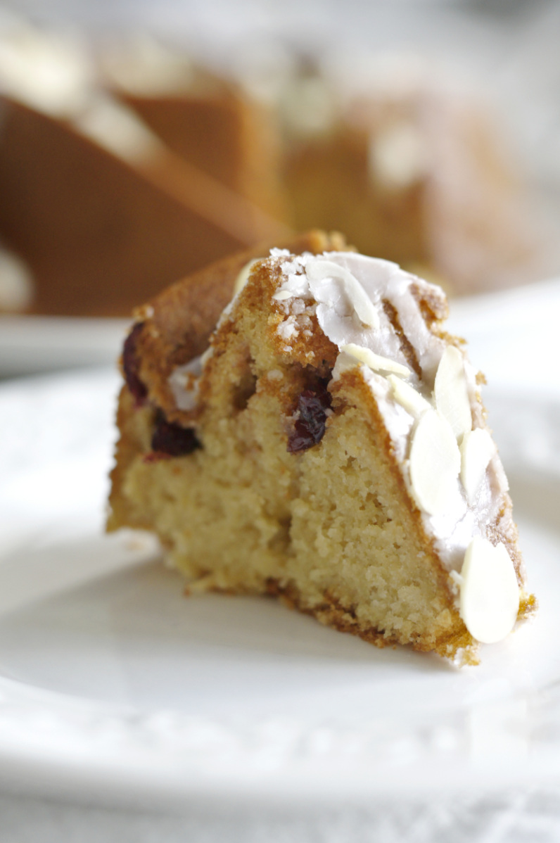 Babka wielkanocna z suszoną żurawiną