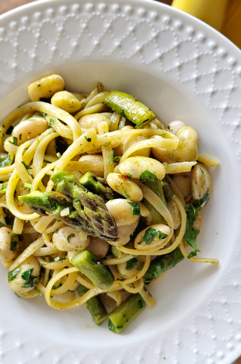 Linguine z bazyliowym pesto, zielonymi szparagami i fasolą jaś