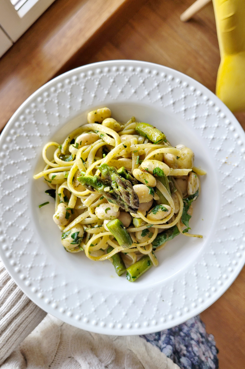 Linguine z bazyliowym pesto, zielonymi szparagami i fasolą jaś