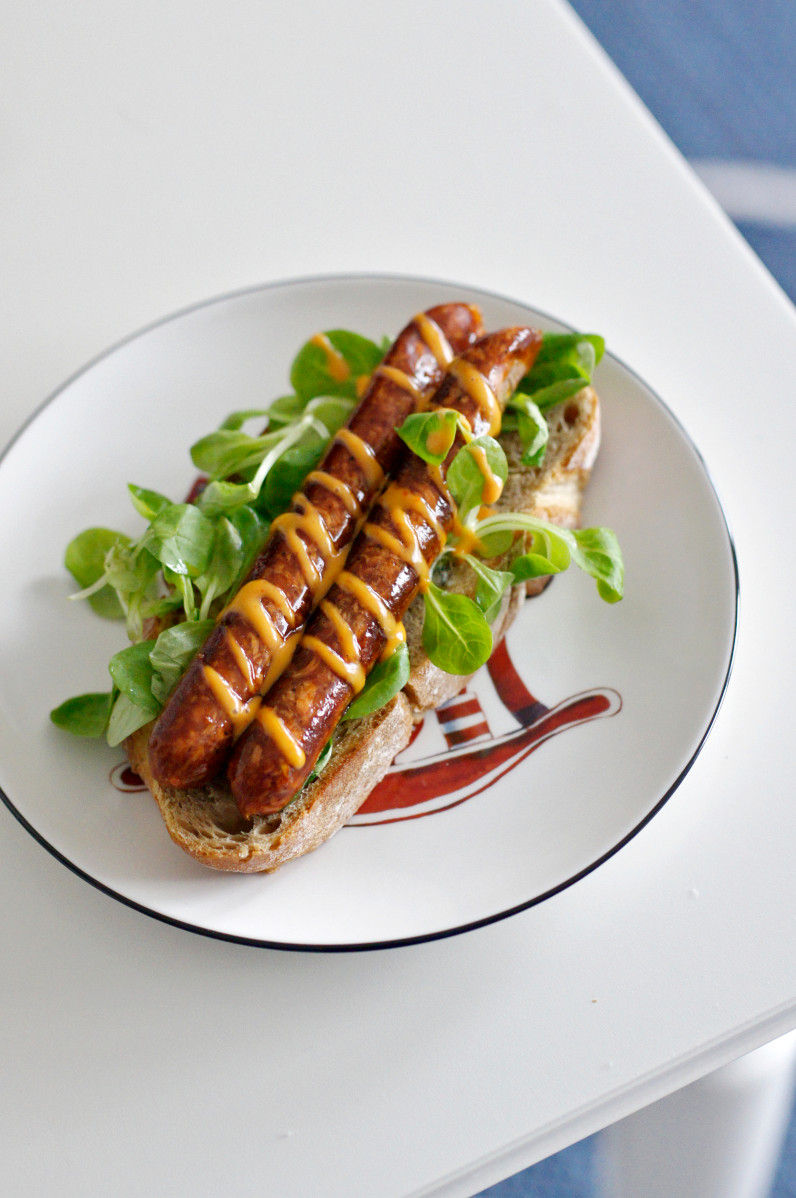 Roślinne kiełbaski na chrupiącej grzance z odrobiną gorgonzoli i sosem sriracha mayo