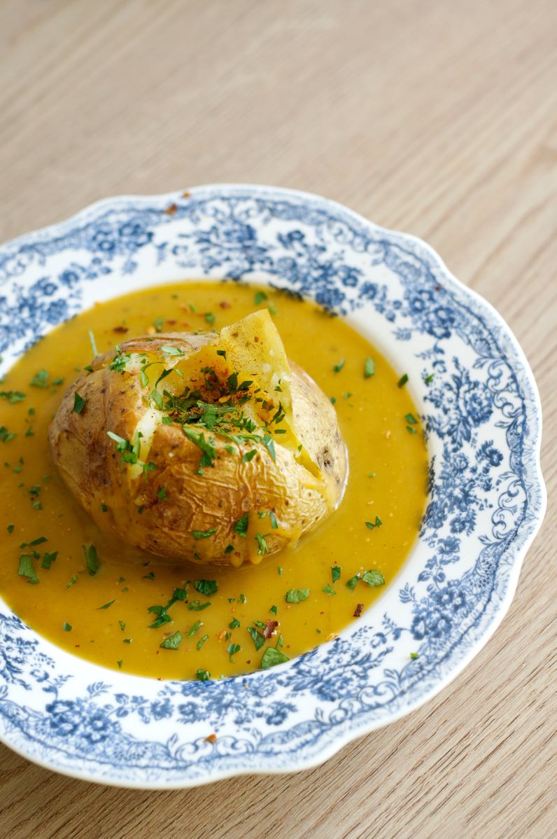 Zupa krem z pieczonej dyni podana z pieczonym ziemniakiem