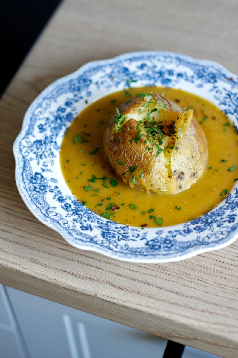 Zupa krem z pieczonej dyni podana z pieczonym ziemniakiem