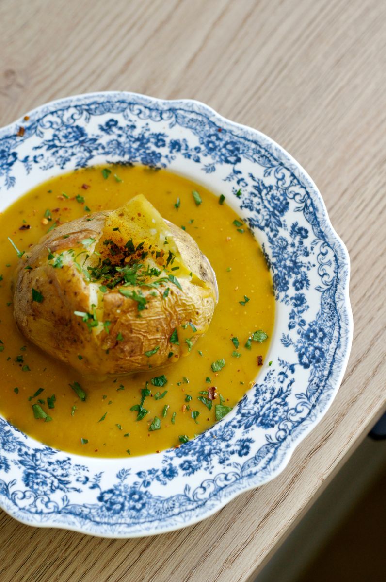 Zupa krem z pieczonej dyni podana z pieczonym ziemniakiem