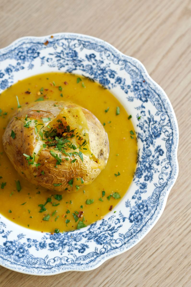 Zupa krem z pieczonej dyni podana z pieczonym ziemniakiem