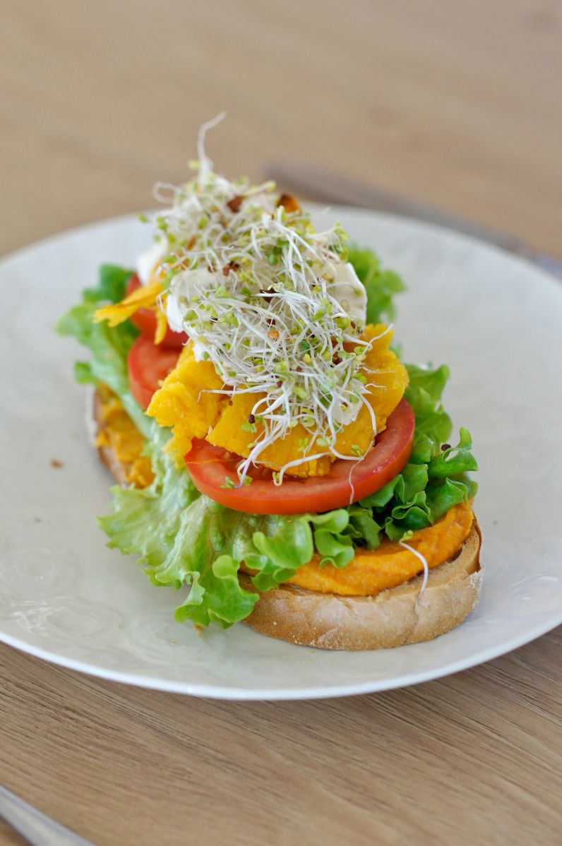 Pasta z białej fasoli „jaś” z pieczoną marchewką podana z pieczoną dynią