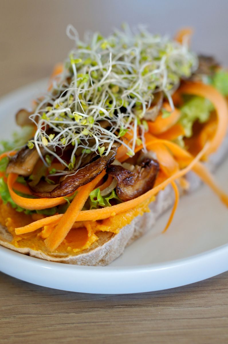 Pasta z białej fasoli „jaś” z pieczoną marchewką podana ze smażonymi boczniakami