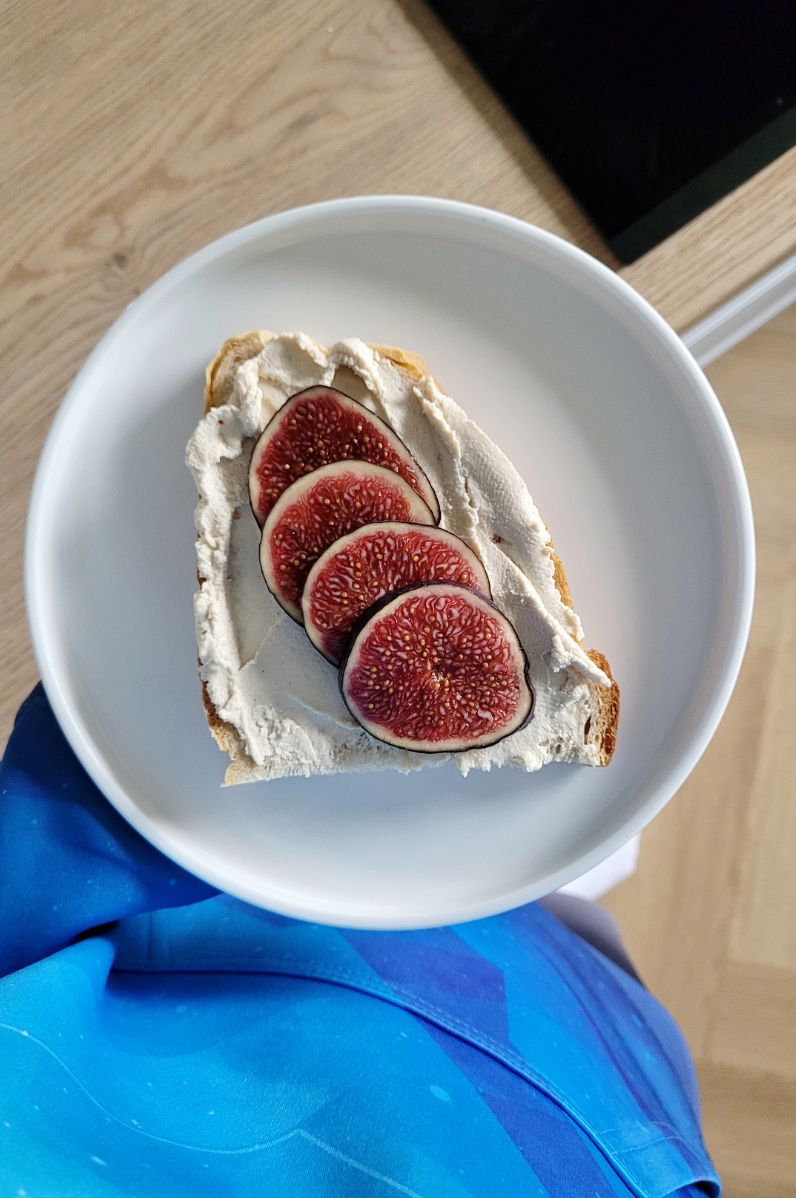 Pasta z nerkowców z tofu podana na słodko na kanapce z figą lub pieczoną śliwką