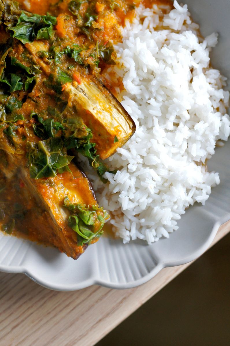 Pieczony bakłażan w sosie pomidorowym, podany z ryżem