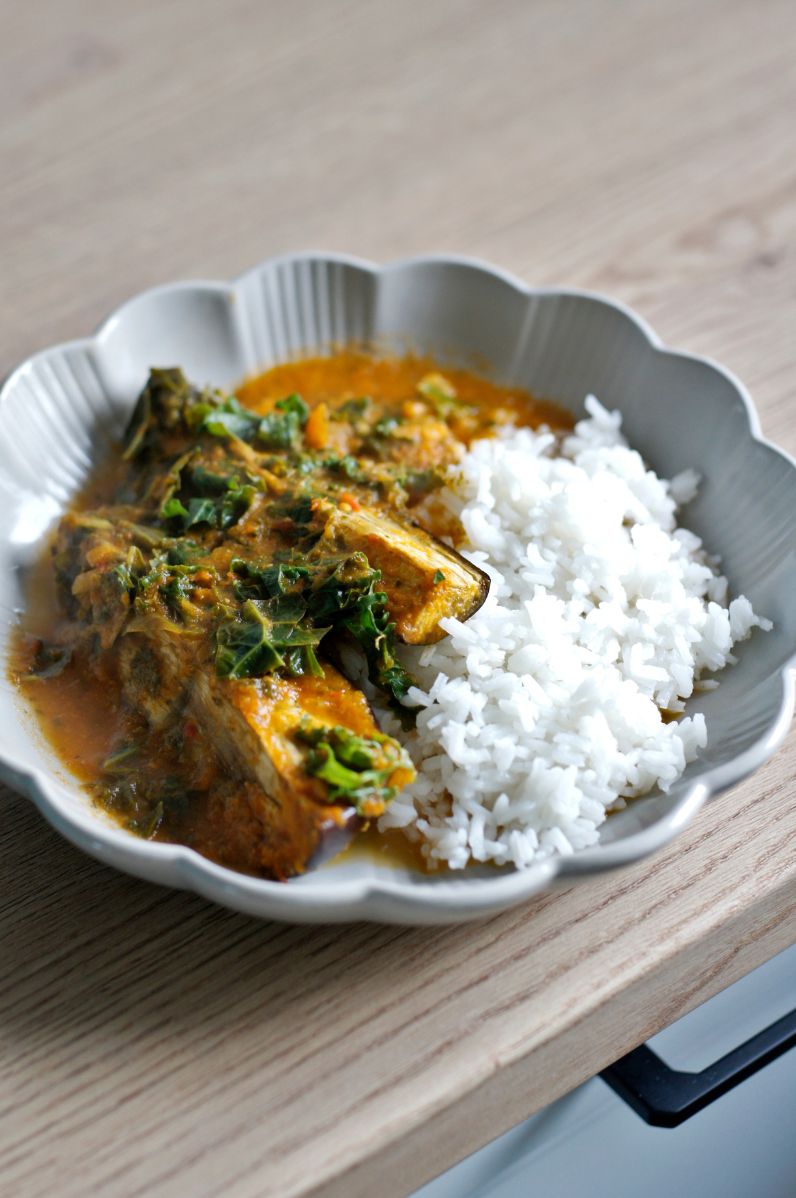 Pieczony bakłażan w sosie pomidorowym, podany z ryżem