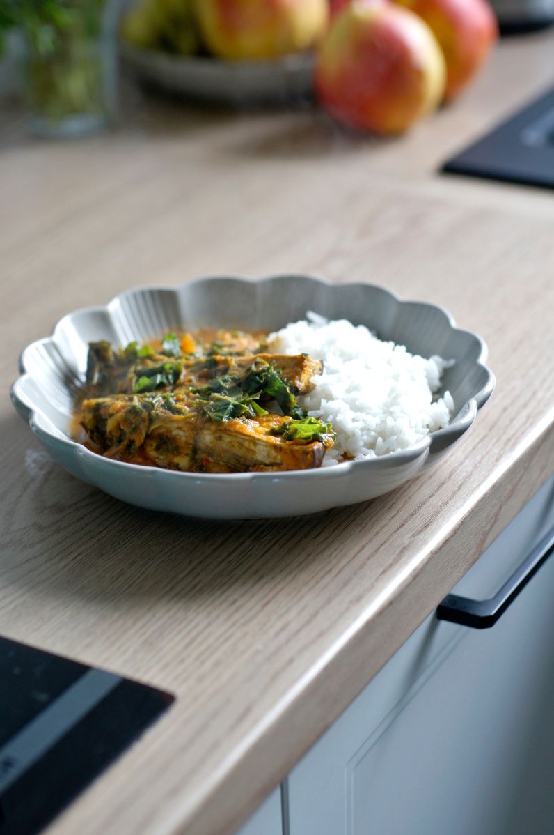 Pieczony bakłażan w sosie pomidorowym, podany z ryżem