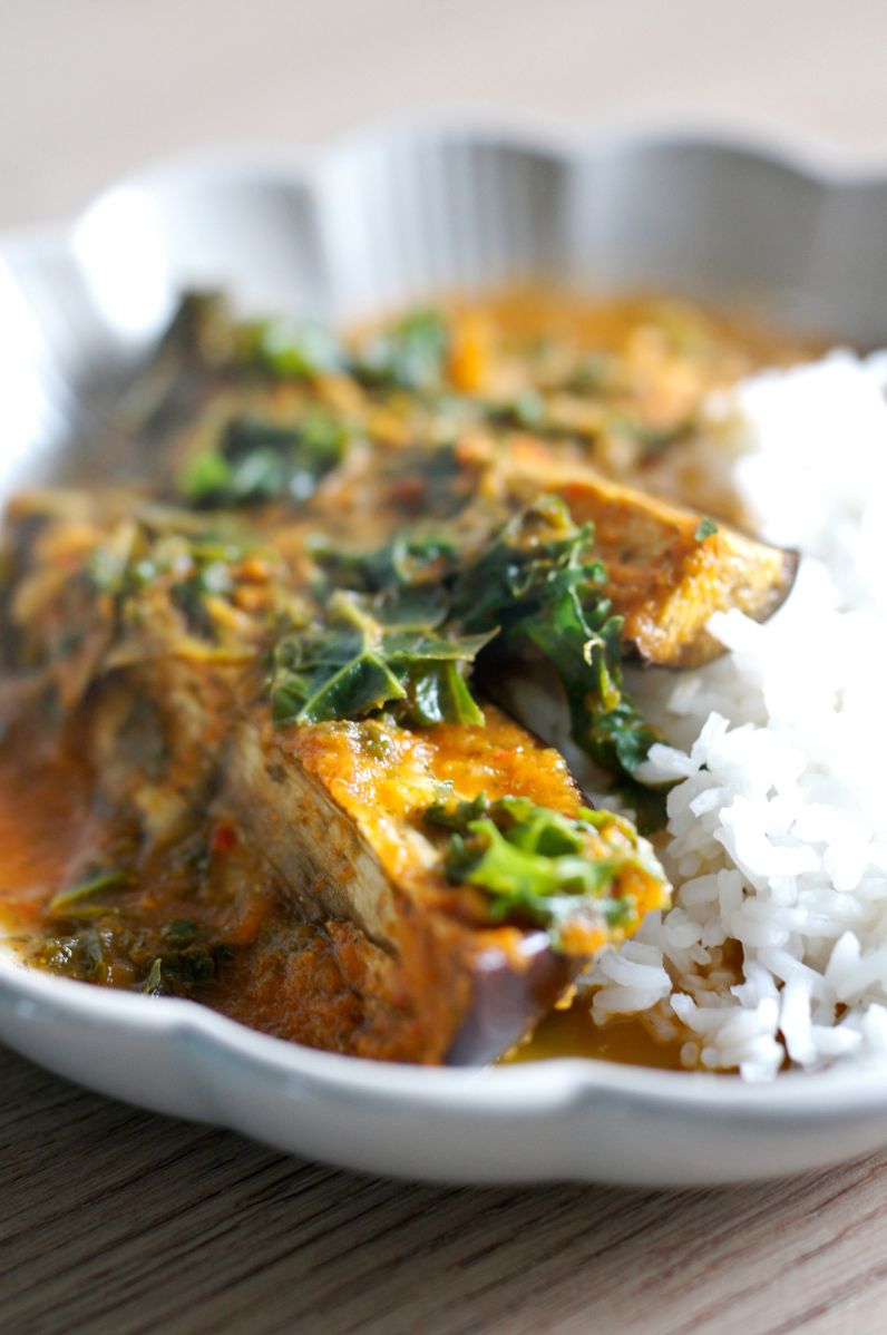 Pieczony bakłażan w sosie pomidorowym, podany z ryżem