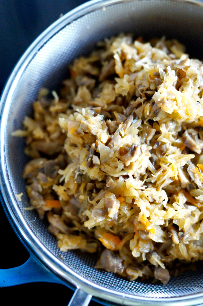 Pierogi z kapustą kiszoną i smażonymi pieczarkami