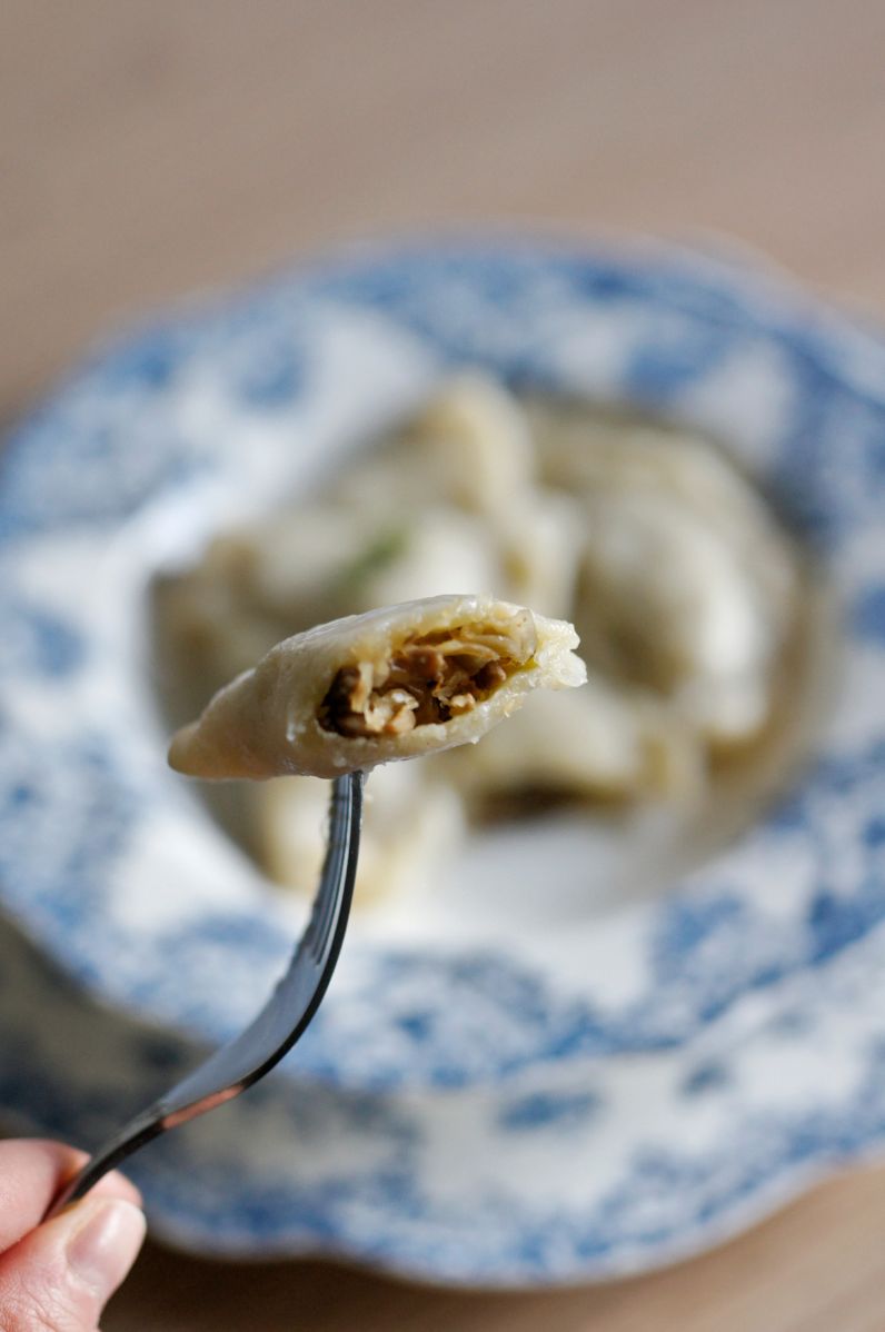 Pierogi z kapustą kiszoną i smażonymi pieczarkami