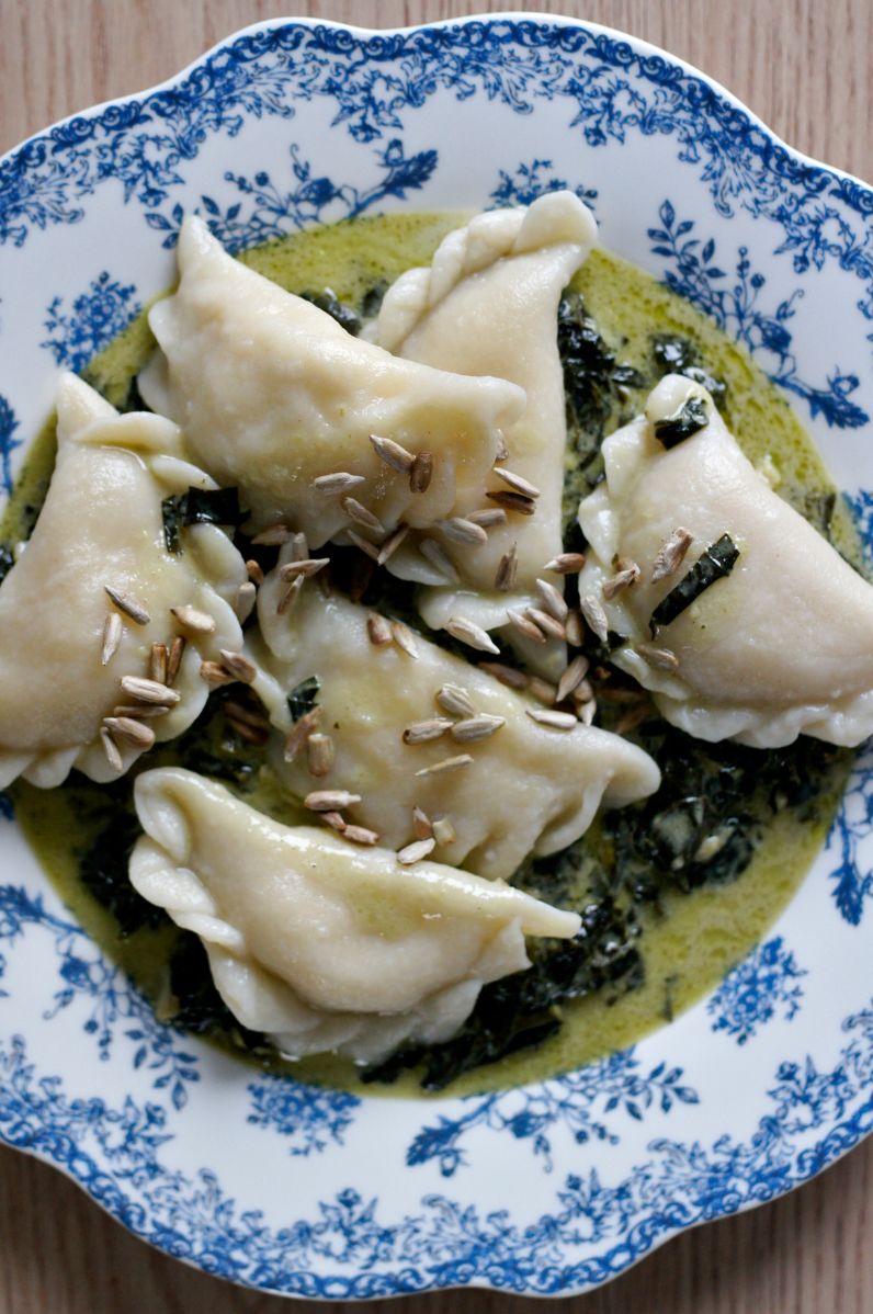 Pierogi z farszem z dyni makaronowej i ricotty, podane z sosem szpinakowo-kokosowym