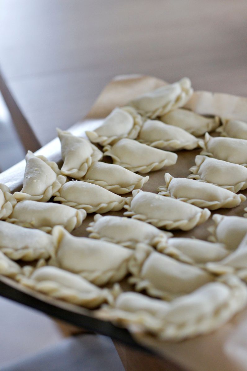 Pierogi z farszem z dyni makaronowej i ricotty, podane z sosem szpinakowo-kokosowym