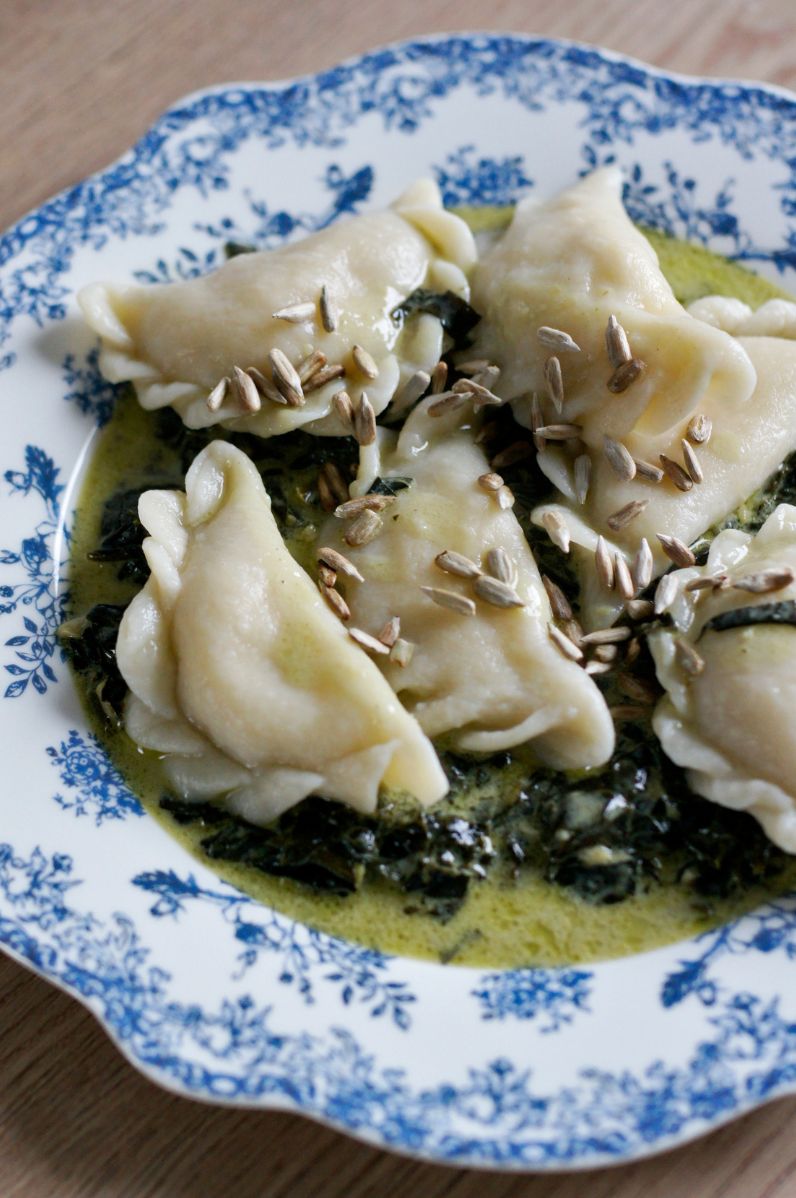 Pierogi z farszem z dyni makaronowej i ricotty, podane z sosem szpinakowo-kokosowym