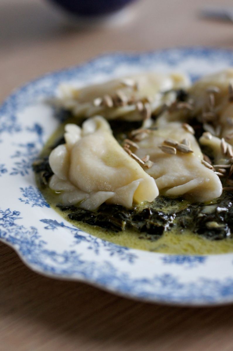 Pierogi z farszem z dyni makaronowej i ricotty, podane z sosem szpinakowo-kokosowym