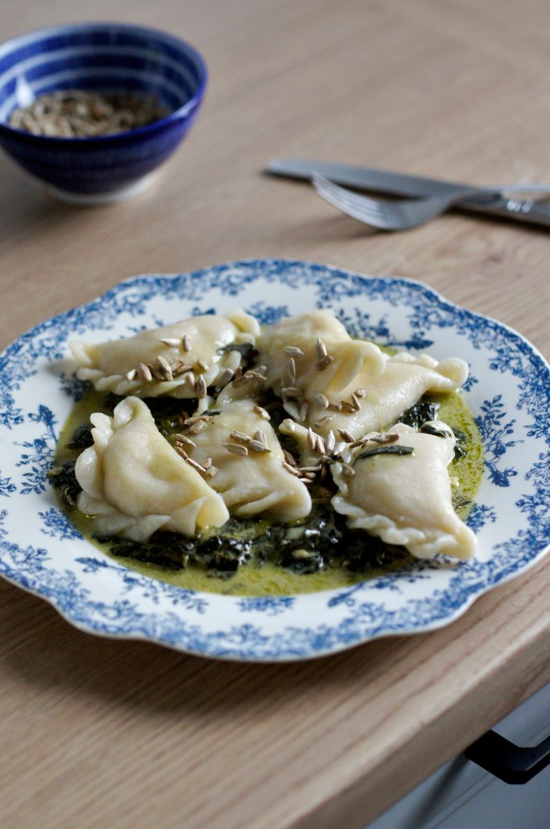 Pierogi z farszem z dyni makaronowej i ricotty, podane z sosem szpinakowo-kokosowym