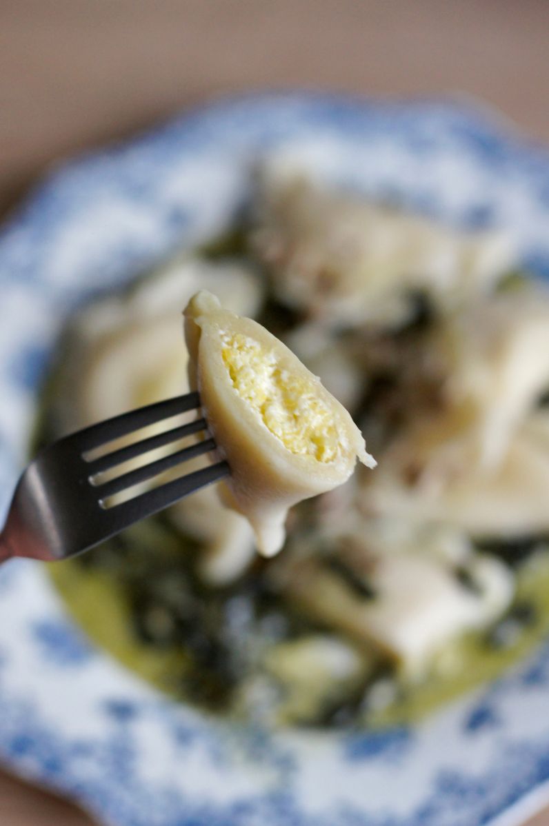 Pierogi z farszem z dyni makaronowej i ricotty, podane z sosem szpinakowo-kokosowym