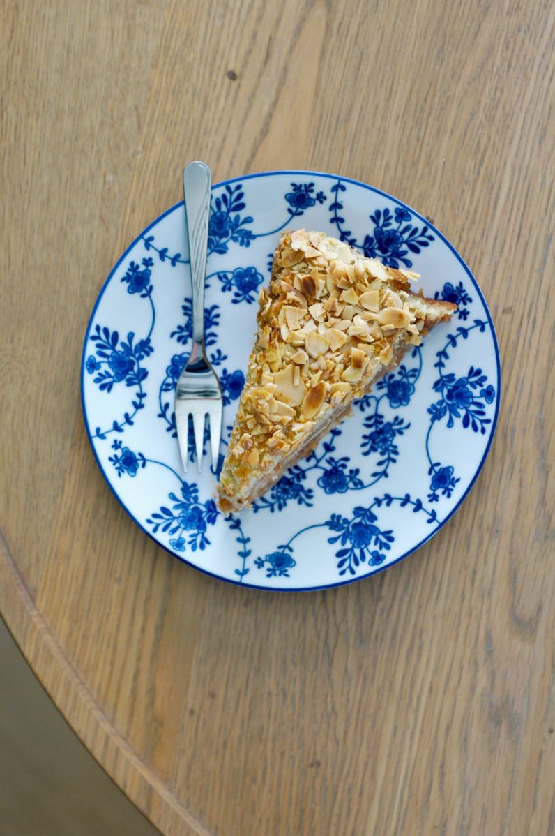 Szarlotka sypana z dodatkiem prażonych migdałów