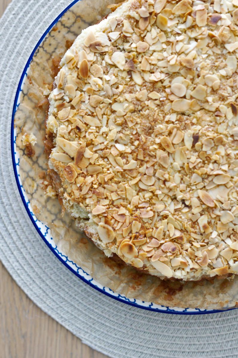 Szarlotka sypana z dodatkiem prażonych migdałów