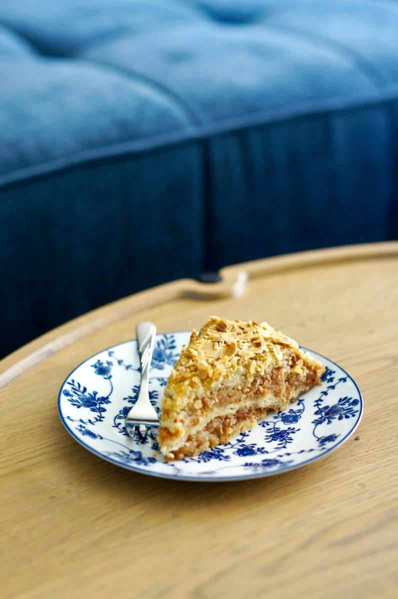 Szarlotka sypana z dodatkiem prażonych migdałów