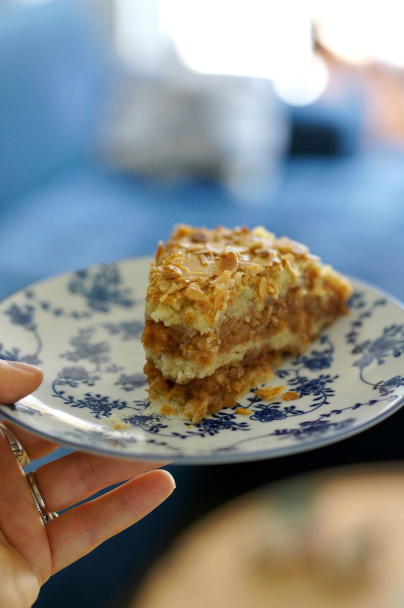 Szarlotka sypana z dodatkiem prażonych migdałów