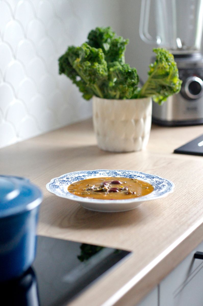 Zupa z czerwoną fasolą i jarmużem