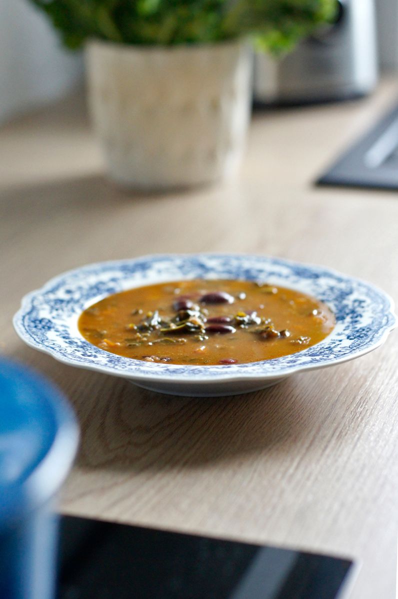 Zupa z czerwoną fasolą i jarmużem