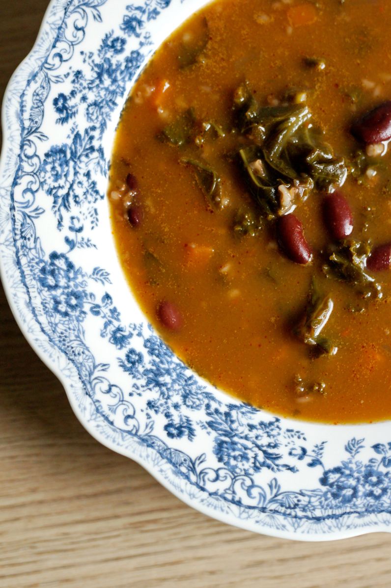Zupa z czerwoną fasolą i jarmużem