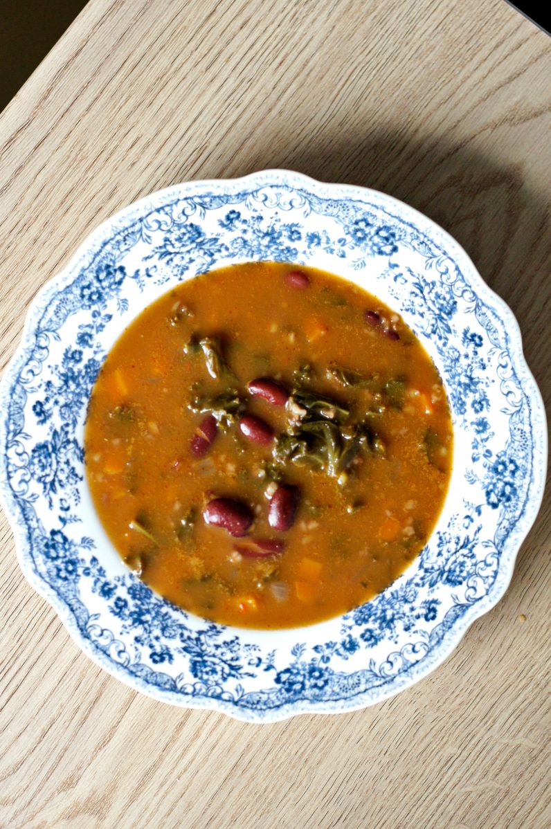Zupa z czerwoną fasolą i jarmużem