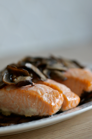 Kawałki pieczonego łososia