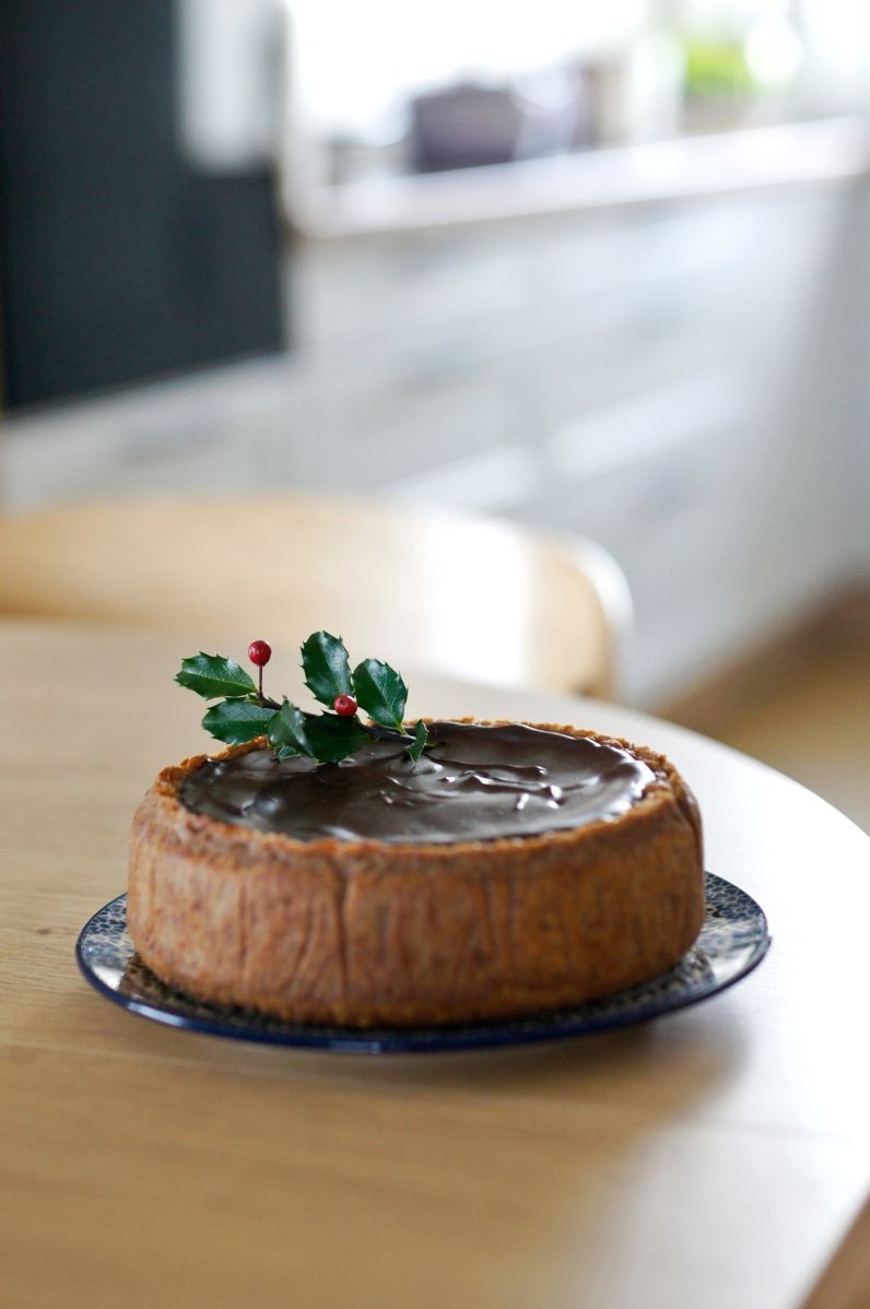 Tofurnik kokosowy z nutą piernikową i czekoladową polewą