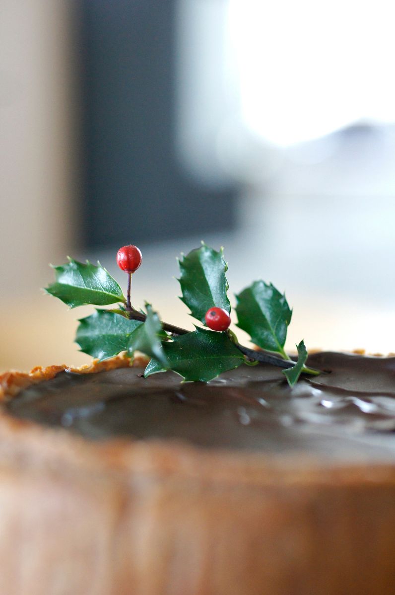 Tofurnik kokosowy z nutą piernikową i czekoladową polewą