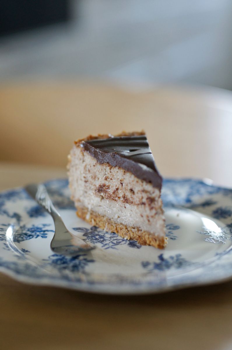 Tofurnik kokosowy z nutą piernikową i czekoladową polewą