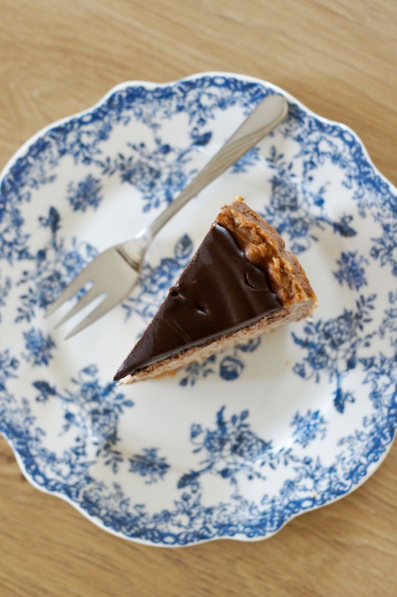 Tofurnik kokosowy z nutą piernikową i czekoladową polewą