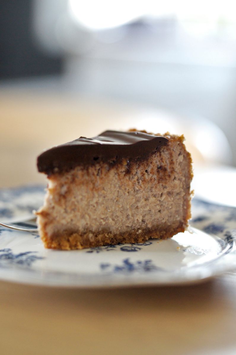 Tofurnik kokosowy z nutą piernikową i czekoladową polewą