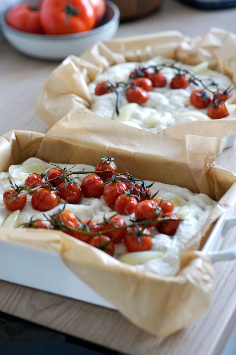 Focaccia z pieczonymi pomidorkami koktajlowymi i cebulą