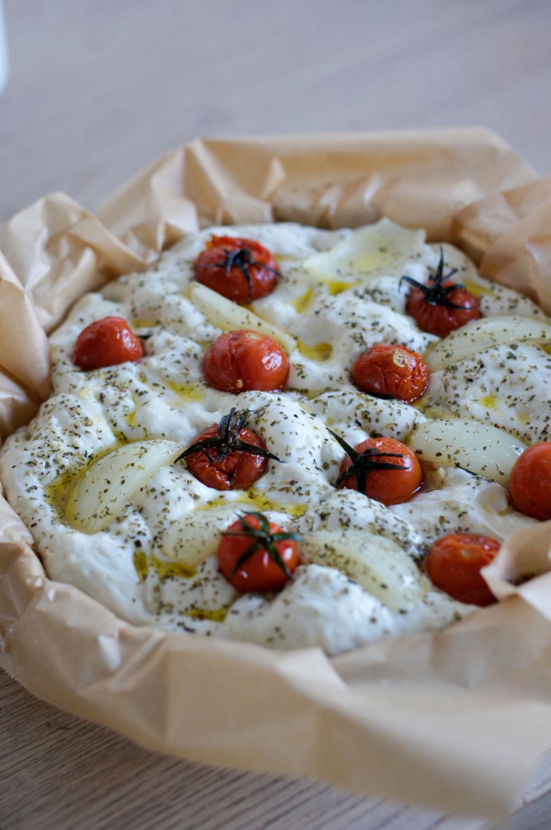Focaccia z pieczonymi pomidorkami koktajlowymi i cebulą