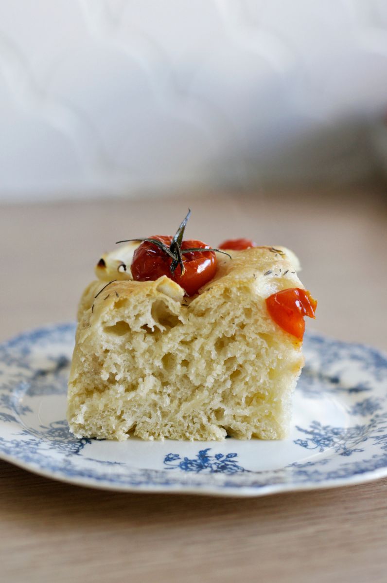Focaccia z pieczonymi pomidorkami koktajlowymi i cebulą